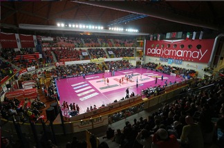 Lancio di tre bottiglie al PalaYamamay, la durezza del Club