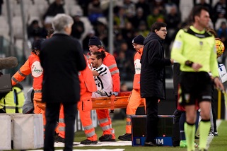 Juventus, grave infortunio per Caceres: in lacrime sulla barella