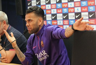 Calciomercato Barcellona, Dani Alves: «Pazzo chi non rinnova contratto a Neymar»