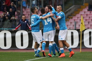 Serie A, Napoli-Carpi 1-0: Higuain tiene lontana la Juventus