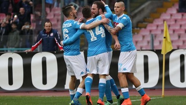Serie A, Napoli-Carpi 1-0: Higuain tiene lontana la Juventus