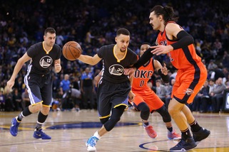 Curry sbanca Phoenix, Golden State da record