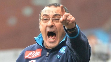 Serie A Napoli, tuta e sigaretta: Sarri è sempre Sarri