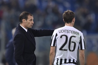 Juventus-Napoli, Allegri gioca a Forza Quattro con Lichtsteiner
