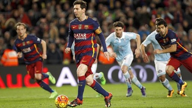 Barcellona, da Messi rigore "di seconda" per Suarez