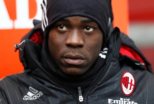 Napoli-Milan, cori tifosi azzurri: Balotelli risponde con gestaccio