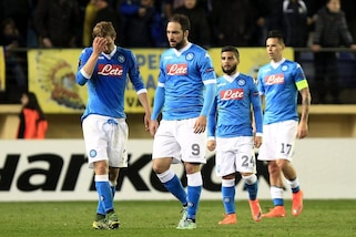 Napoli, scippo di rigore del macellaio olandese. Collina, ma quando la pianti?