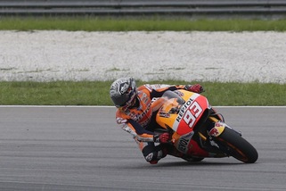 Test MotoGp: Marquez primo, Rossi chiude quinto. Petrucci, frattura alla mano