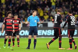 Bundesliga, Bayer Leverkusen-Borussia Dortmund 0-1: Schmidt non vuole uscire, l'arbitro interrompe la partita