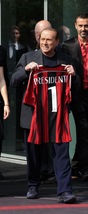 Berlusconi a Donatella Scarnati: «Ci rivediamo fra 30 anni ancora al Milan»