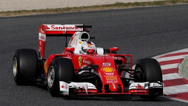 F1, Vettel vola nella prima giornata di test