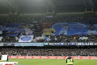 Napoli, incidenti prima del match: ferito un agente