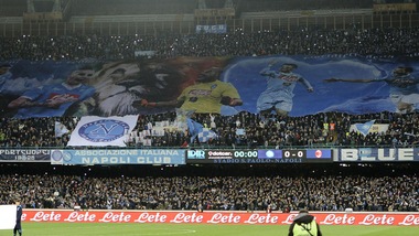 Napoli, incidenti prima del match: ferito un agente