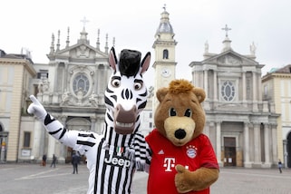 Champions League, Juventus-Bayern Monaco: le mascotte a zonzo per Torino