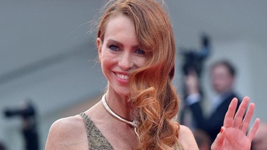 Yvonne Sciò, incidente sexy sul red carpet: cade e resta seminuda