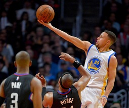 Curry supera Korver, 128 gare con una tripla