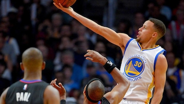 Curry supera Korver, 128 gare con una tripla