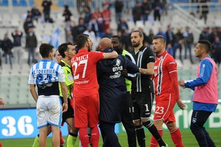 Pescara-Ascoli: rissa finale. Per Del Fabro ferita sul naso