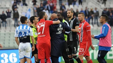 Pescara-Ascoli: rissa finale. Per Del Fabro ferita sul naso