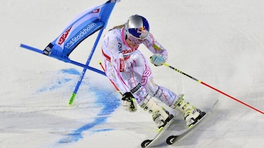 Sci: Lindsey Vonn d'acciaio, vince con microfrattura al ginocchio