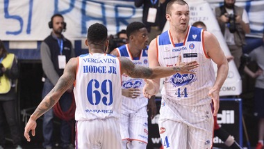 Basket Serie A, Cantù risale con Hodge e Fesenko