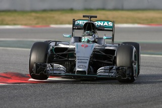 F1, test Barcellona: Raikkonen insegue Rosberg