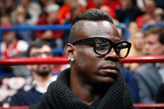 Balotelli all'Eurocup di Basket: che look stravagante!
