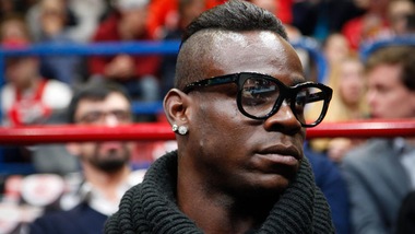 Balotelli all'Eurocup di Basket: che look stravagante!