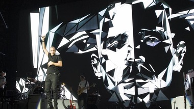 Ramazzotti in concerto: anche il Palalottomatica diventa bianconero