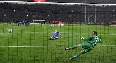 Serie A Juve, ricordi Van Der Sar? Torna in porta a 45 anni