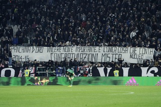 Juventus, i tifosi stanno con Allegri: striscioni per lui e cori contro Sacchi