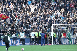 Udinese, dura contestazione allo stadio: giocatori sotto la curva