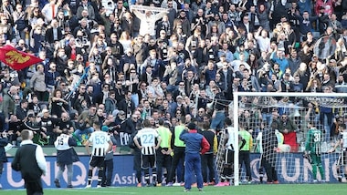 Udinese, dura contestazione allo stadio: giocatori sotto la curva