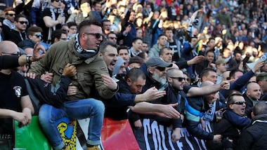 Udinese, contestazione dopo il ko con la Roma: squadra sotto la curva