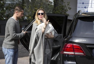 Totti e Ilary escono dalla clinica con Isabel