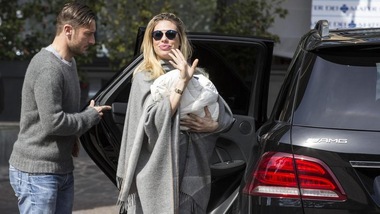 Totti e Ilary escono dalla clinica con Isabel