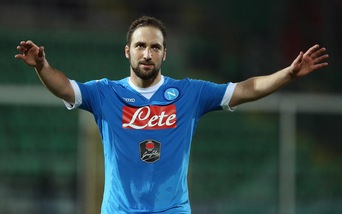 Napoli, stop Higuain: botta alla caviglia