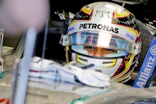 F1 Australia, Hamilton 1° nelle libere bagnate