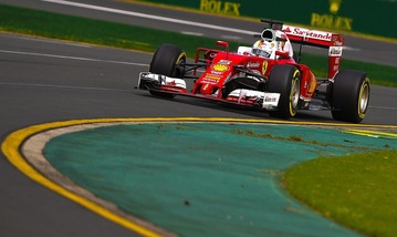 F1 Gp Australia: Hamilton sempre in testa, Vettel vicinissimo