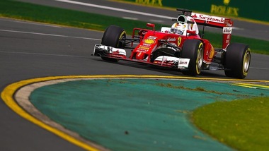 F1 Gp Australia: Hamilton sempre in testa, Vettel vicinissimo