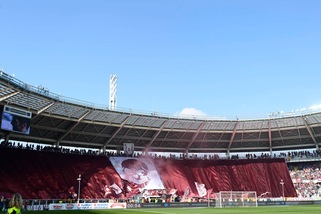 Torino-Juventus: la coreografia granata è con un teschio