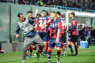 Serie B, Il Crotone, super poker: primo posto e Pescara ko