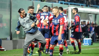 Serie B, Il Crotone, super poker: primo posto e Pescara ko