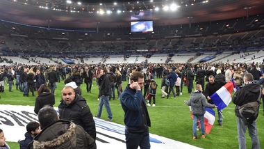 Parigi, 40 spettatori uccisi da due kamikaze allo stadio. Evacuati anche i giocatori