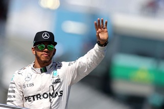 F1, Lewis Hamilton sul ghiacciaio si dà al golf