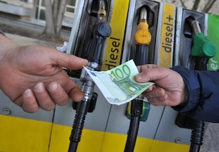 Prezzi benzina e gasolio: aumenti a Pasqua