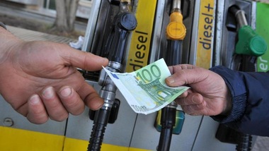 Prezzi benzina e gasolio: aumenti a Pasqua