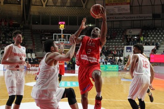 Wright-Davies, Varese vince gara1