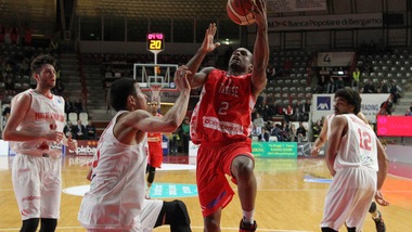 Wright-Davies, Varese vince gara1
