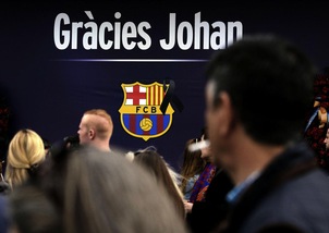 Tutti i presidenti del Barcellona al Camp Nou in omaggio a Cruyff